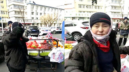 女商贩摆摊堵生命通道 城管劝离遭怒怼