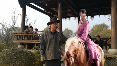 唱罢吹灯 这歌词太魔性，66岁老大爷公园歪唱，美丽姑娘捉马啦简直了