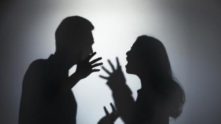 @所有人 女子给老公所有女性朋友群发“我想你”，夫妻俩闹到法庭