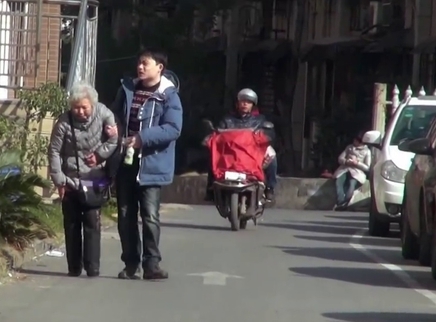 噗通噗通的良心 众人出手帮助痴呆老人回家