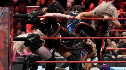 wwe美国职业摔角 解脱小队擂台群殴明日华 女子组全体选手来复仇