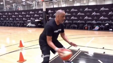 NBA热辣资讯 湖人助教菲尔教你运球和传球训练！这实用的一招你学“废”了吗？