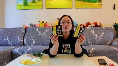 梁小轩和轩妈试吃各种美食 自制麻辣烫PK外卖麻辣烫