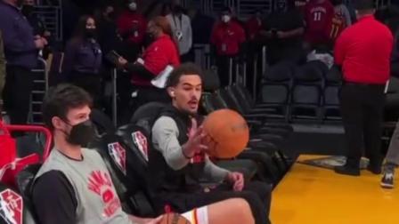 NBA热辣资讯 特雷杨跟柯林斯赛前上演花式热身！最后杨少侠的标志性三分太帅了
