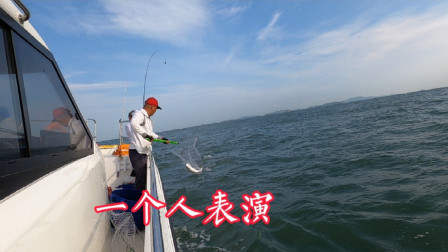 今天老爷子人品大爆发，全船看他一个人上鱼，3条的目标超额完成