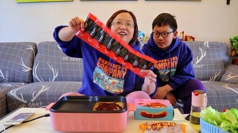 梁小轩和轩妈试吃各种美食 烤香肠涮火锅