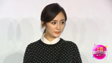 杨幂湿发微露香肩锁骨迷人 风中凌乱清纯又性感 170630