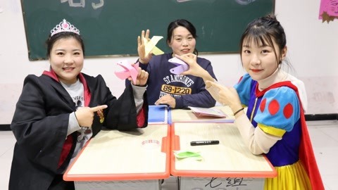 美女家务事 小晴教师生用卡纸折大鲨鱼，只需要一张卡纸就能搞定，简单易学