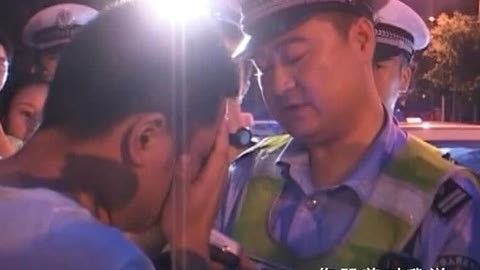 屏行星乐汇 幽默接地气引赞赏；来自东道主的《成都》