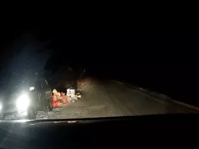 路遇面包车陷车果断救援