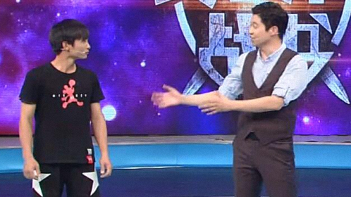 跨时代战书 轮滑界小彩旗挑战陀螺哥