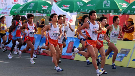 在跑马拉松时，运动员突然想上厕所怎么办