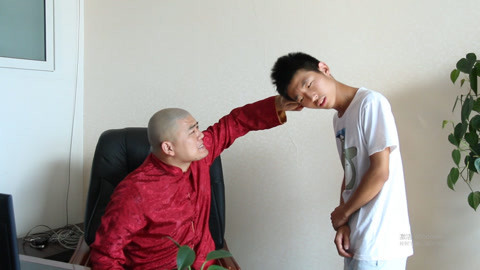 小学生整蛊调戏老师，太搞笑了！