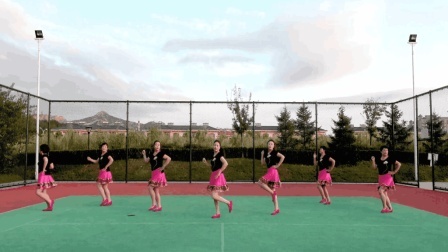 美女身穿“玫瑰馅”颜色舞服跳广场舞《遇见你爱上你》庆祝中秋佳节