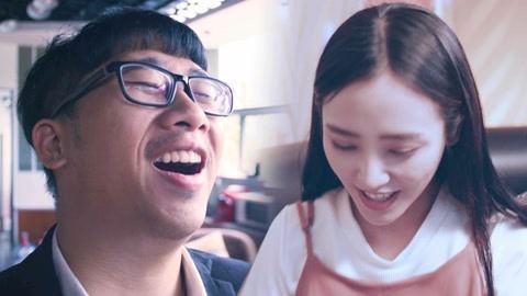内涵神评论 女神说完不爱钱，一只脚却踏上了豪车！