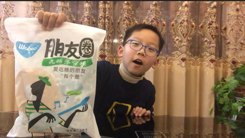梁小轩和轩妈试吃各种美食 试吃“朋友圈”薄荷糖