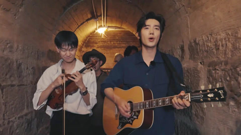 于适防空洞里玩音乐 胡海泉于文文乐队彩排