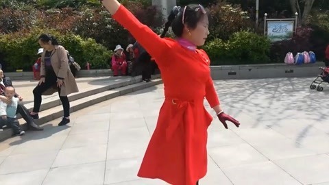 唱罢吹灯 广场舞就服这大姐，动感的节奏优美的舞姿，简直醉了