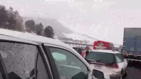 网罗天下 高速堵车母亲下车跳舞