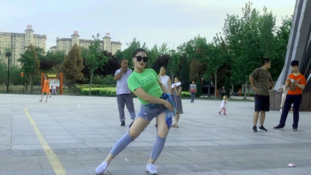 早上公园偶遇《三口看美女跳舞》