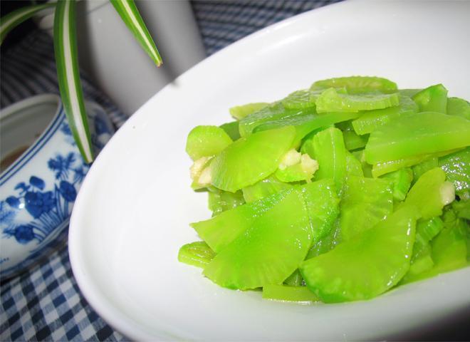 美&middot;食 它补钙又降压，老人小孩要常吃，做法简单爽口，很多人却把它扔掉，莴笋最好吃的地方是这里