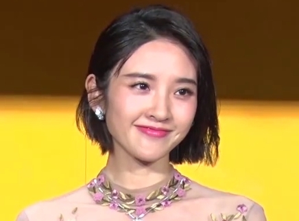 饭爱豆娱乐 唐艺昕张嘉倪同台比美