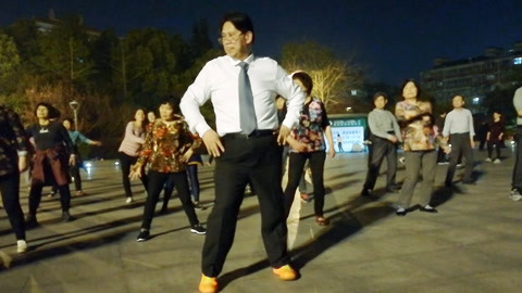 唱罢吹灯 眼镜大叔魔性广场舞简直了