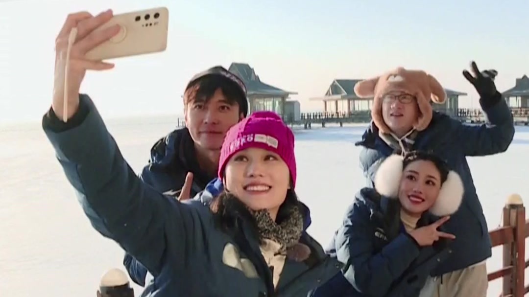 冰雪旅行团第五站走进大庆 旅行团冰上赛龙舟