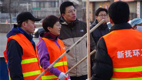 语众不同 抚顺市委书记扫大街被指摆拍
