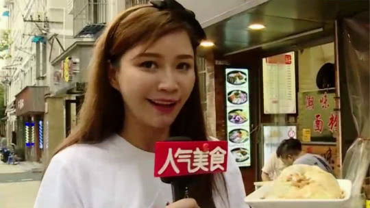 人气美食 中秋月饼翻花头 现剥咸蛋黄来增鲜