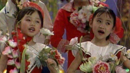 央视1989春晚 银河少年电视艺术团歌曲《歌声与微笑》，少年童声嘹亮