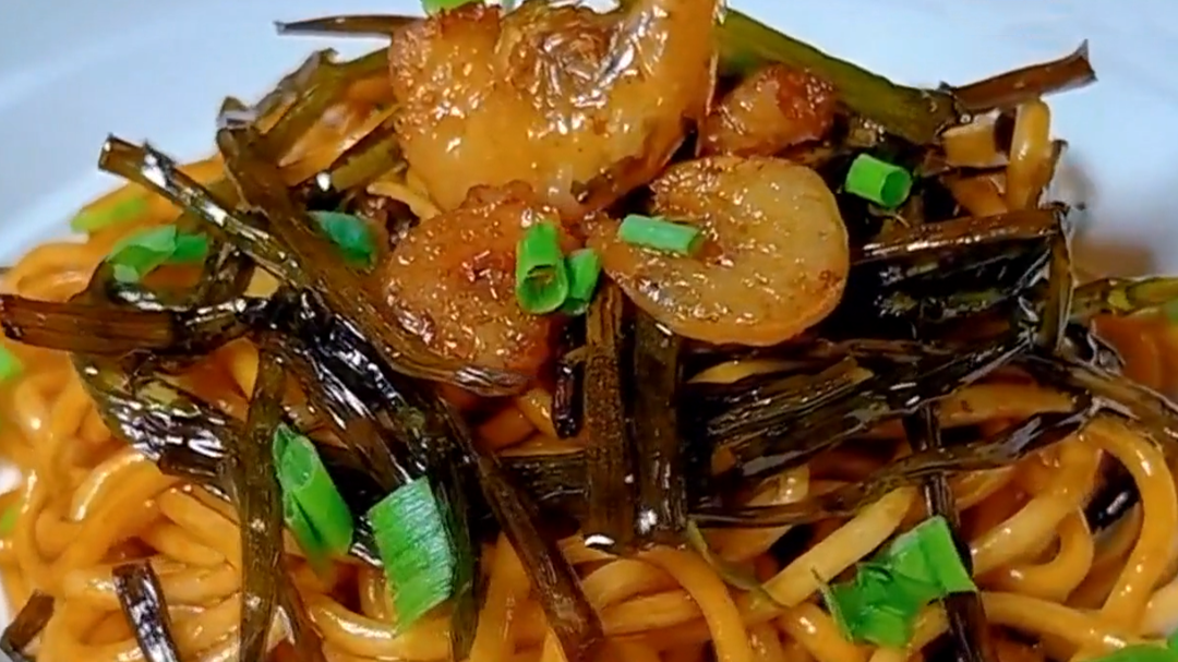 人气美食 本帮葱油拌面 葱油酱熬煮有技巧
