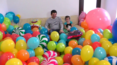 在气球堆里寻找杰西