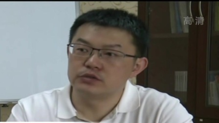 第一时间 求救！幼童头卡窗户 身体悬空