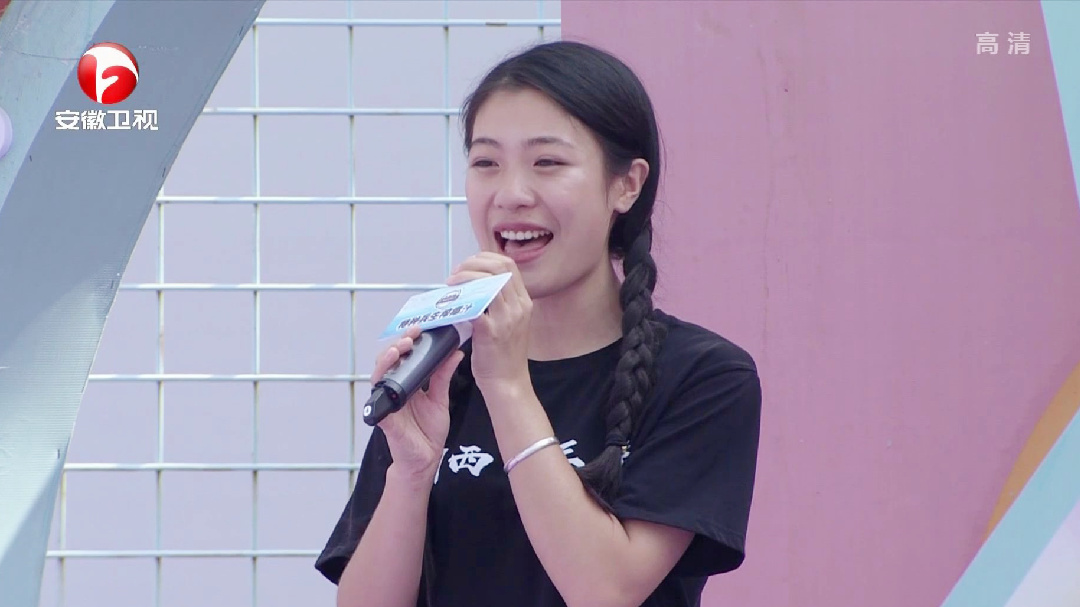 少数民族美女舞台献“歌声”