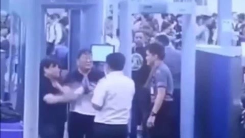 网罗天下 大妈不满被安检扇安检员