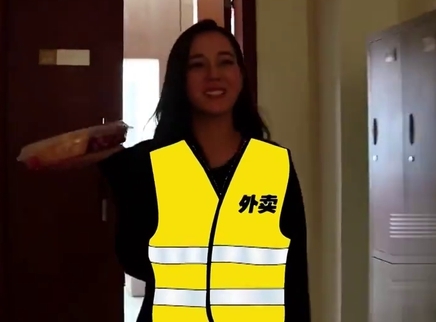 迪丽热巴化身“外卖小哥”