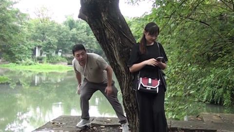 唱罢吹灯 大叔与打工妹唱花桥流水