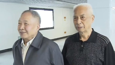 播报多看点 长沙地铁试乘 老哥俩流连忘返