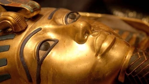 法老的诅咒？古埃及死神雕像在展示柜中自转180度