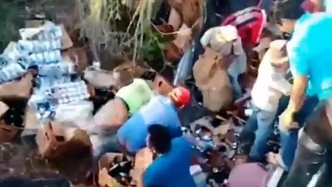 网罗天下 载啤酒卡车侧翻遭哄抢
