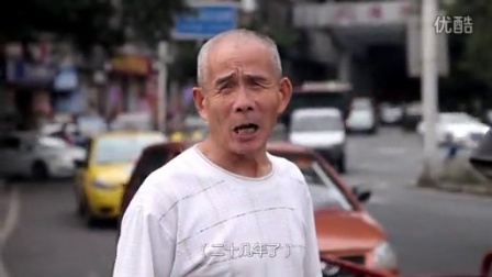 [现场]重庆天桥扶梯最窄处15厘米 遇雨天行人易摔倒 拍客:我姓杨