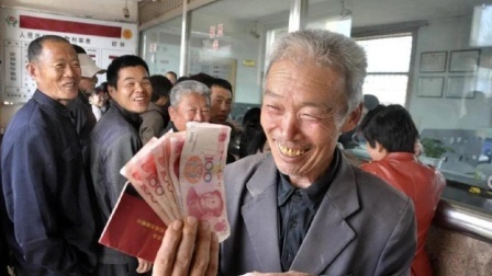 秒懂财经第六季 年缴200元养老保险 未来可以领多少钱？