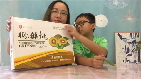 梁小轩和轩妈试吃各种美食 试吃同事送的“猕猴桃”
