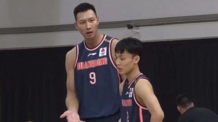易建联和徐杰沟通失误发球违例 怒斥徐杰&愤怒砸球