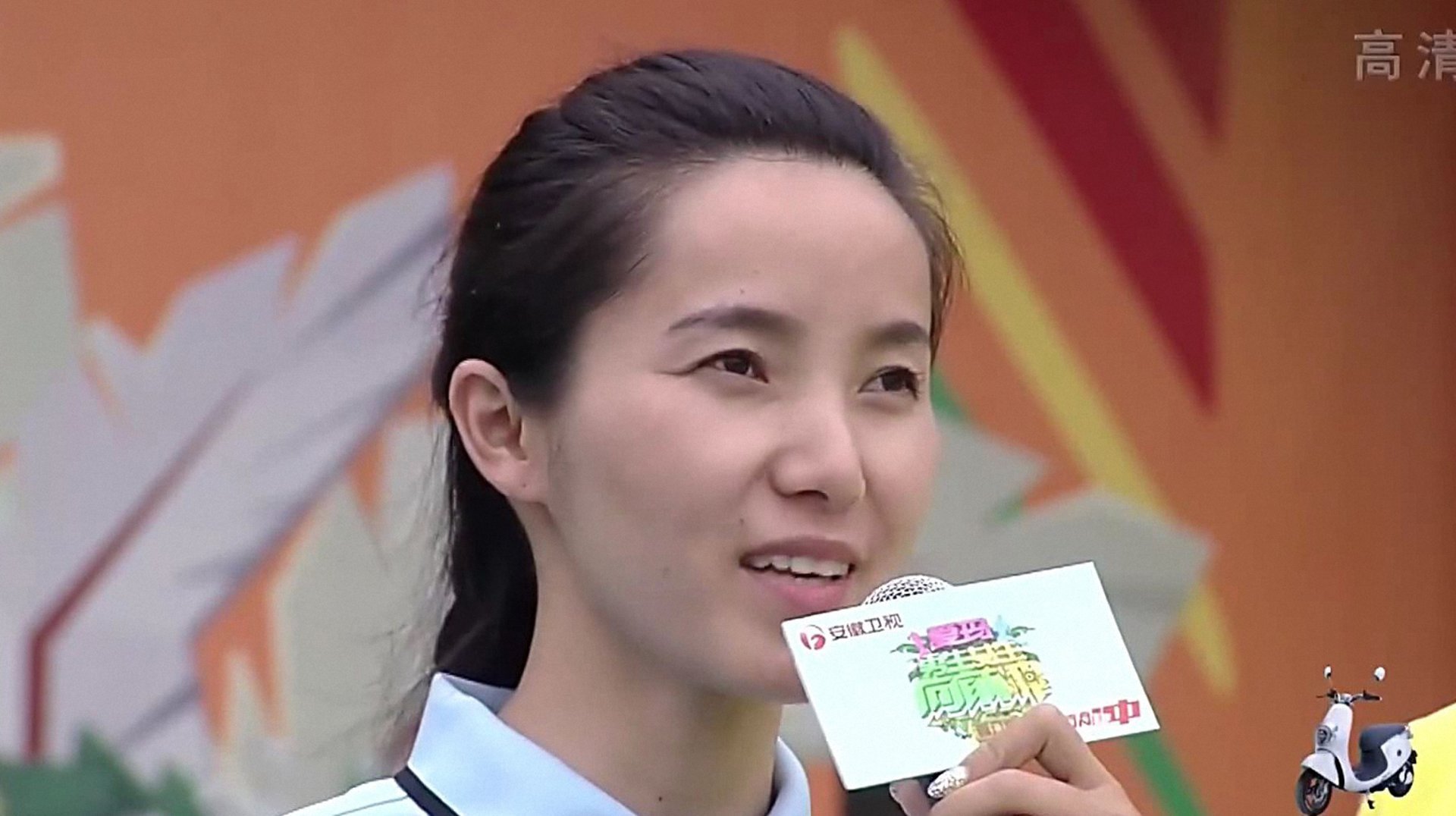 男生女生向前冲 销售美女受邀现场清唱