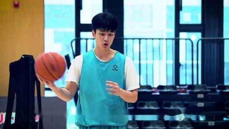 突破后单手传球