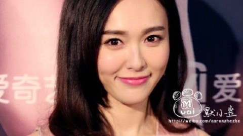 壹周联播 唐嫣很忙！秀美腿演绎活色生香