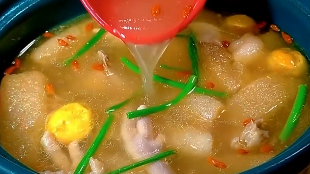 人气美食 降温天气滋补鸡汤 提香有秘方