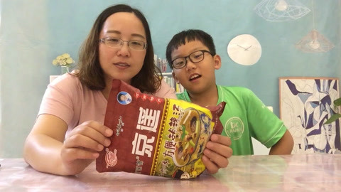 梁小轩和轩妈试吃各种美食 试吃“自制胡辣汤”